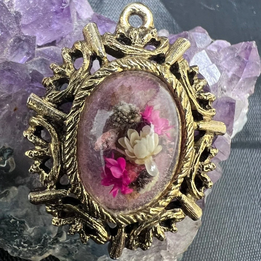 Vtg‎ Dried Flower Pendant Handmade Signed Lucite Dome Gold Tone Victorian Gothic
